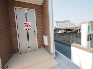 【エントランス】 | 【エントランス】
玄関ドアはお洒落な色を採用
日々の帰宅も今とは違う空間に