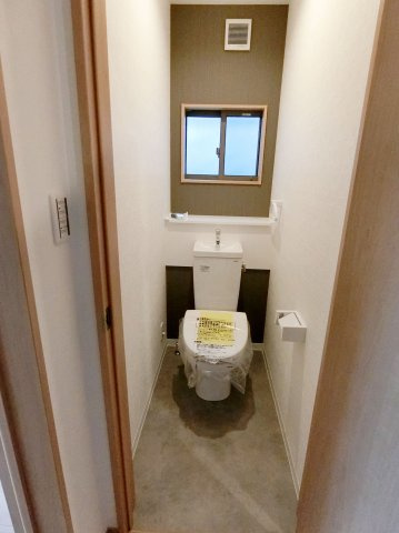 広島市安佐北区亀山2丁目　新築一戸建て（全3棟）のトイレ|落ち着いた色調のトイレです