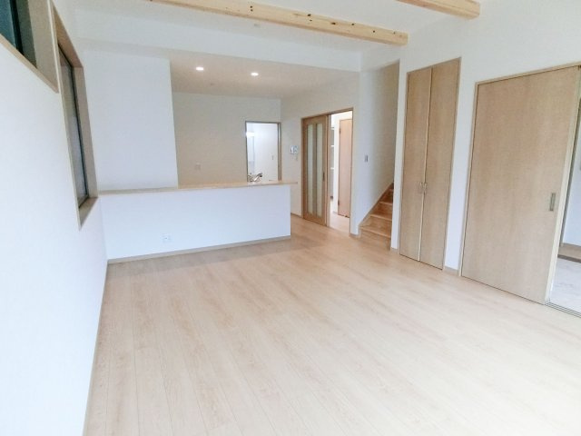 広島市安佐北区亀山2丁目　新築一戸建て（全3棟）の居間・リビング|おしゃれなリビングです