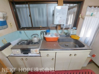 【キッチン】 | 伊丹市南鈴原４丁目中古テラスハウス | シンプルキッチンです♪キッチン前には窓もあり快適です！キッチン横には勝手口があり、外へ出れます(^^)お好きなリフォーム・流行りのDIYにチャレンジしてみませんか？？