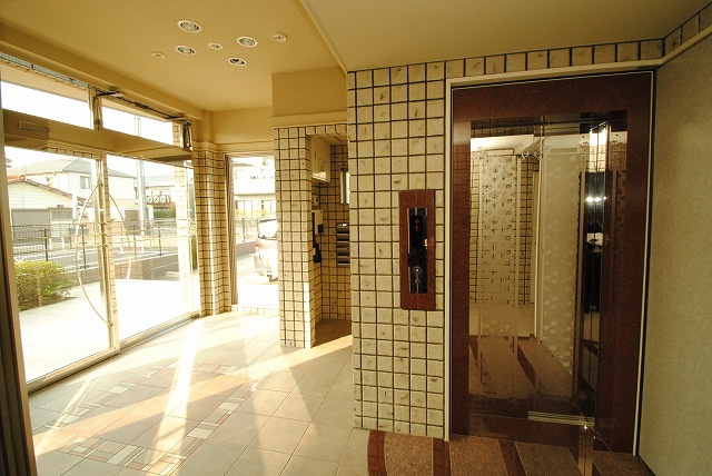 クレスト大善寺のエントランス