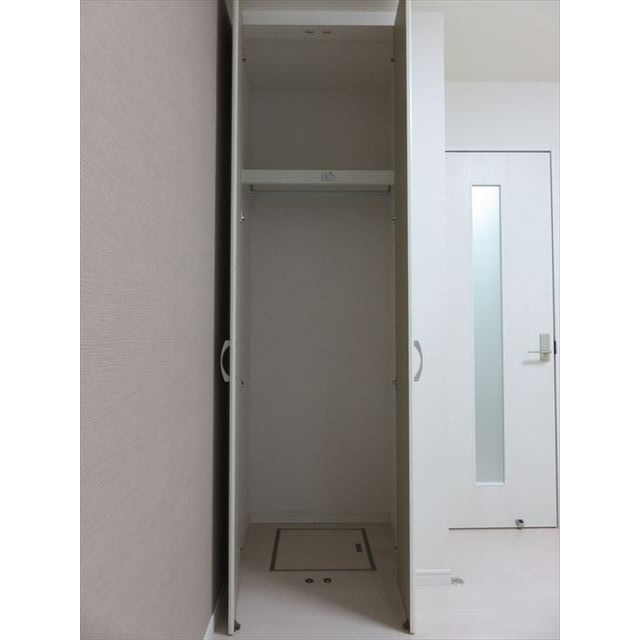 フォレストツインハウスⅡ A棟の収納|ハンガーラック付きと棚付きの収納スペース！