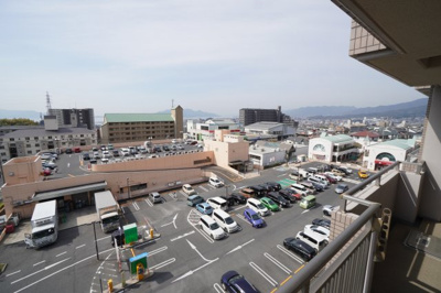 【展望】 | 井口台パークスクエアB棟（リノベ済） | 【眺望】
瀬戸の島々が見通せる本物件。
西側は宮島方面、東側は宇品港。
恐らく、どちらの花火大会も見えたのでは無いでしょうか。
残念なのは、宮島の花火大会が終了してしまったことです。