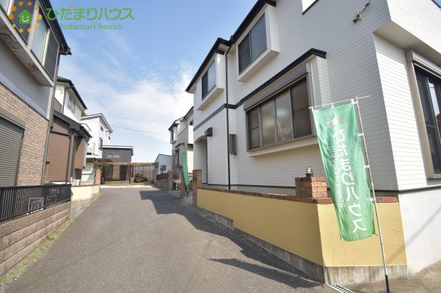 見沼区山　中古一戸建ての前面道路含む現地写真