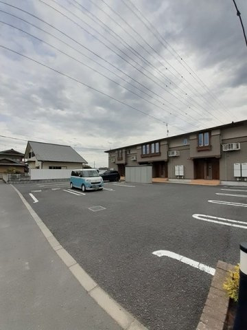 【駐車場】 | シューズ | 駐車場に車を止められます