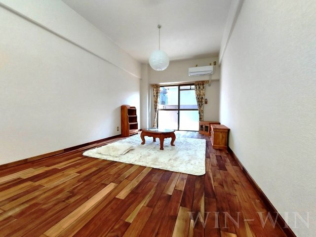 ユトリロサニーの寝室