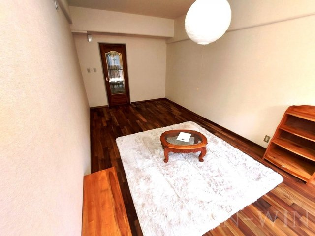 ユトリロサニーの洋室