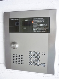 【エントランス】 | 共用エントランスは不審者の侵入を未然に防ぐオートロック付き！防犯対策充実しています◎