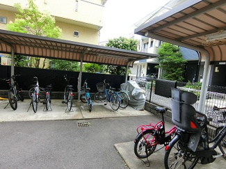 【その他共用部分】 | 屋根付きの駐輪場で雨が降っても大切な自転車が濡れなくてすみますね♪駅まで自転車もおすすめです！