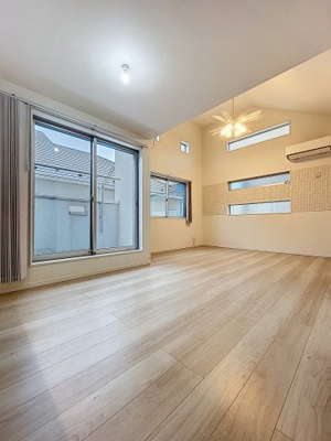 【居間・リビング】 | 下井草4丁目戸建 | ★3面採光！約16.6帖の明るいリビングです★