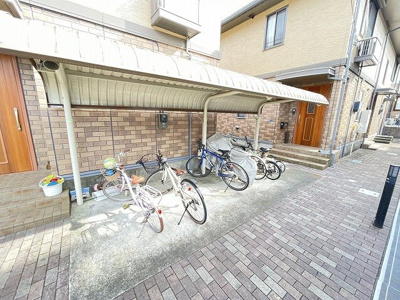 【その他共用部分】 | パレスガーデンB | 屋根付きの駐輪場があるので雨が降っても安心です☆自転車はちょっとした移動手段に便利ですよね！
