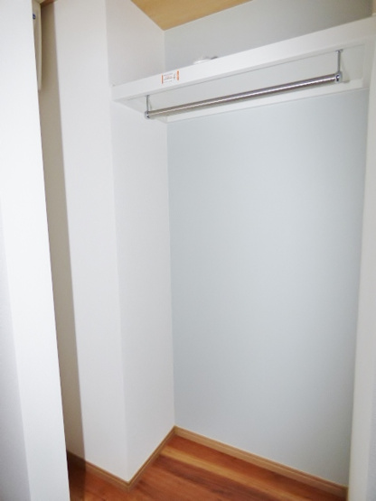 【収納】 | グランコムメゾン上野中 | 玄関横に収納があるので、コートなどかけておけますね♪　※掲載画像は同タイプの別室内画像のためイメージとしてご参照ください。