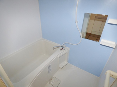 【浴室】 | グランコムメゾン上野中 | 上部に小物棚がありカビ対策◎　※掲載画像は同タイプの別室内画像のためイメージとしてご参照ください。