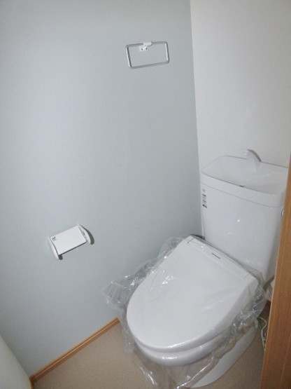 【トイレ】 | グランコムメゾン上野中 | 温水洗浄便座付で快適なトイレ♪タオル掛けもございます。　※掲載画像は同タイプの別室内画像のためイメージとしてご参照ください。