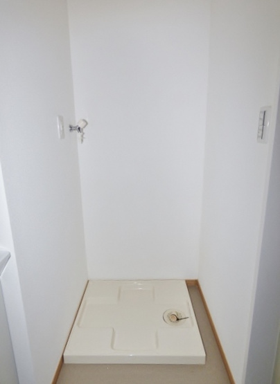 【設備】 | グランコムメゾン上野中 | 洗濯機置場はお風呂すぐ横。濡れたタオルなどもすぐ入れられます。　※掲載画像は同タイプの別室内画像のためイメージとしてご参照ください。　