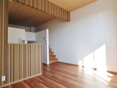 【居間・リビング】 | グランコムメゾン上野中 | 居室の天井高は2.8ｍ！高さもあり開放感があります♪　※掲載画像は同タイプの別室内画像のためイメージとしてご参照ください。