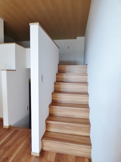 【内装】 | グランコムメゾン上野中 | ロフトは階段で登れるので荷物を持って上がりやすいです！　※掲載画像は同タイプの別室内画像のためイメージとしてご参照ください。