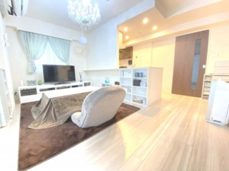 【外観】 | 【 Living　room 】
木の暖かさを感じられ、団欒とした生活を送ることができるリビングルーム。気持ちのいい日の光の下、ゆっくりとしたくつろげる時間を楽しみませんか？