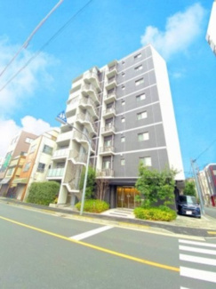 【外観】 | 【 Appearance 】
存在感のある建物は、居住者の拠点としてずっと価値を持ち続ける。今もそこでじっと佇み、居住者の安全や安心を守ってくれています。