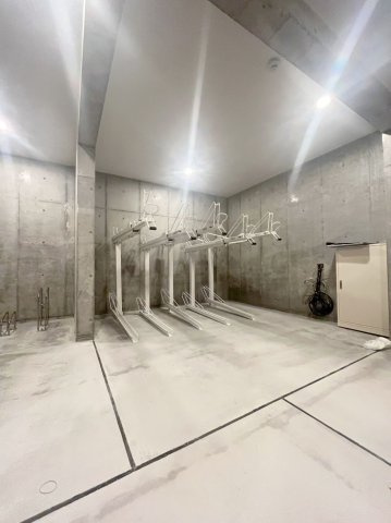 ラシクラスINFINA新横浜のその他共用部分|屋内駐輪場スペースです