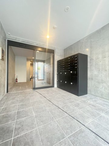 ラシクラスINFINA新横浜のエントランス|落ち着いたエントランスです