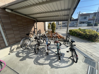 【その他共用部分】 | ラフィネ美喜 | 敷地内にある屋根付駐輪スペースです！