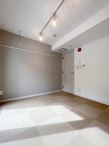 ラシクラスINFINA新横浜の居間・リビング|居室は防音床、防音壁、防音天井となっており、コンクリートの厚みは１８０㎜と、まさに楽器を演奏するためにつくられた24時間楽器演奏可能の防音室です