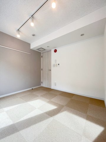ラシクラスINFINA新横浜の洋室|Bluetooth仕様のスピーカーも付いています。接続すればすぐにでも使用可能です。24時間稼働の換気も付いています