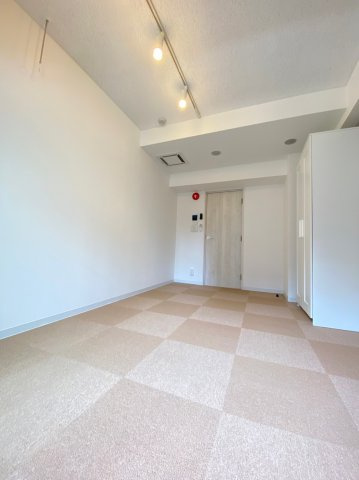 ラシクラスINFINA新横浜の洋室|（※建築中にてイメージ写真です）Bluetooth仕様のスピーカーも付いています。接続すればすぐにでも使用可能です。24時間稼働の換気も付いています