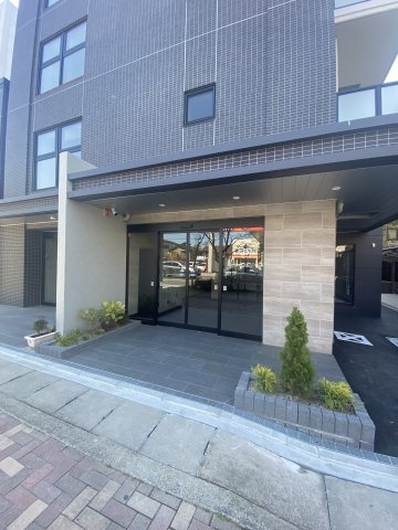 AZUR（アジュール）日吉町のエントランス