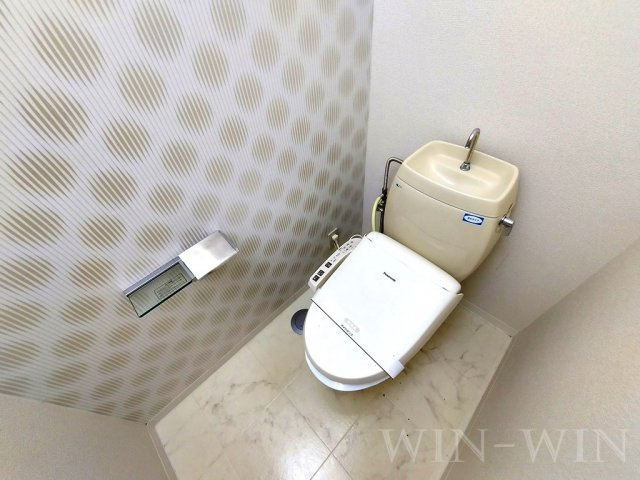 エバーグリーン三ツ相 C棟の玄関