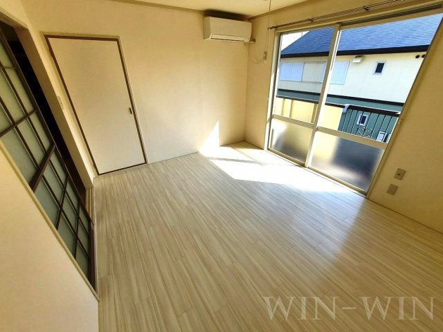 エバーグリーン三ツ相 C棟の居間・リビング