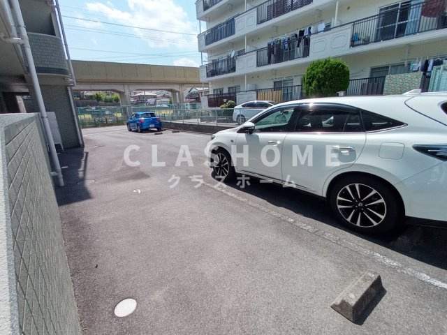 ハウス桐里の駐車場