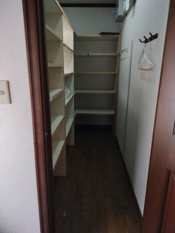 津山市山北　中古住宅　7LDKのキッチン|パントリー