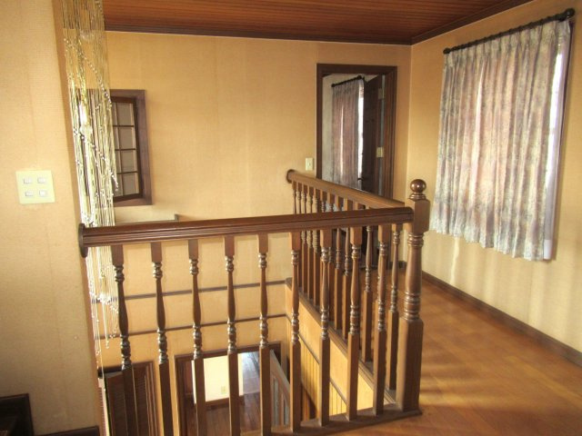 津山市山北　中古住宅　7LDKの内装|２階　吹き抜け部分
