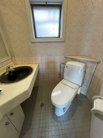 津山市山北　中古住宅　7LDKのトイレ|1階　玄関トイレ