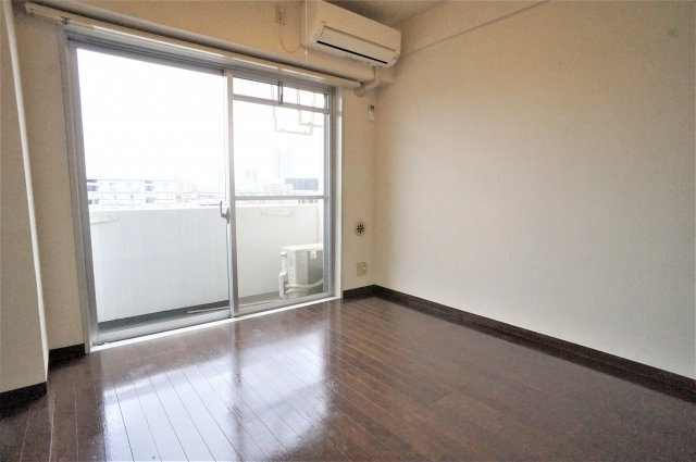 ユーコート東船橋の居間・リビング|日当たりの良い洋室です