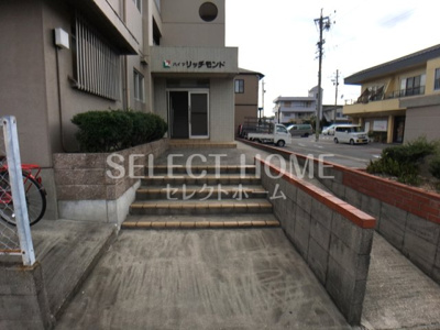 【エントランス】 | ハイツリッチモンドA棟 | 毎日通るエントランスはこのようになっています