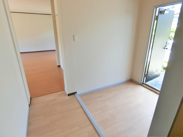 金田貸家の玄関