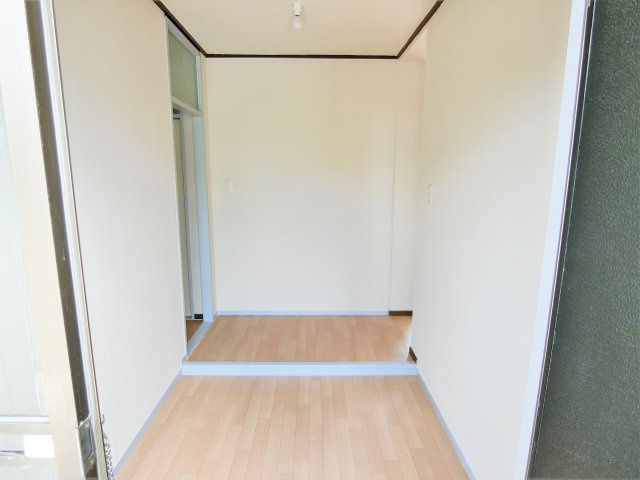 金田貸家の玄関