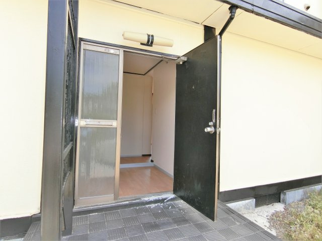 金田貸家の玄関