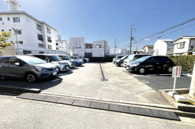 【駐車場】 | 南宇治ローレルコートC棟 | 【敷地内駐車場】駐車場の利用は、月々5000円が必要です《現在空なし》※近隣月極駐車場あり