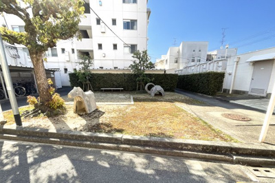 【その他共用部分】 | 南宇治ローレルコートC棟 | 【児童公園】マンション敷地内にある小さな公園です。徒歩2分には広い児童公園があります《名木第1公園》