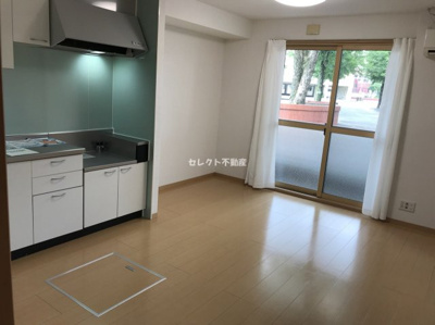 【居間・リビング】 | マウンテンクレストヴュー | レースカーテン、ＬＤＫ照明付き