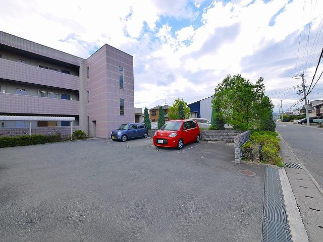 クレール西大寺の駐車場|車をお持ちの方に嬉しい駐車場付きの物件です