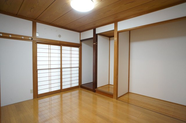 【洋室】 | 天明町貸家 | 収納スペースたっぷりのリビング