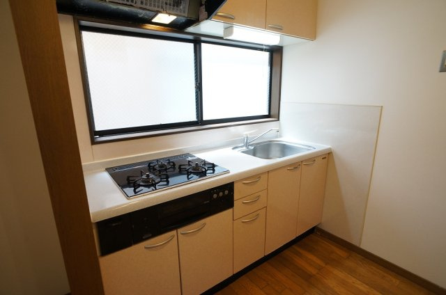 【キッチン】 | 天明町貸家 | 3口ガスコンロ付システムキッチン