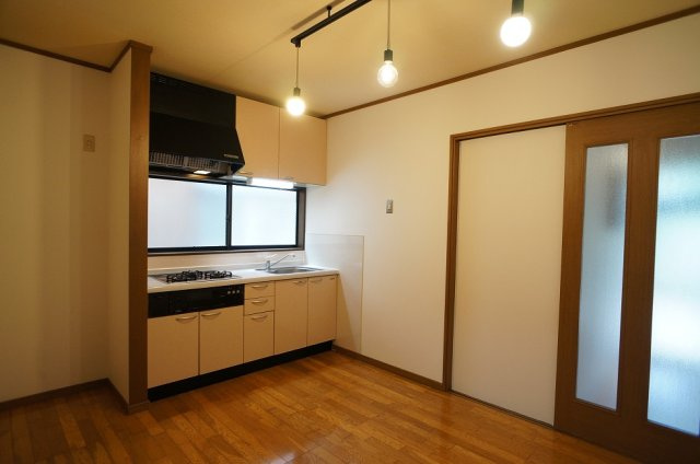 【居間・リビング】 | 天明町貸家 | ペンダントライトがアクセントのダイニングキッチン