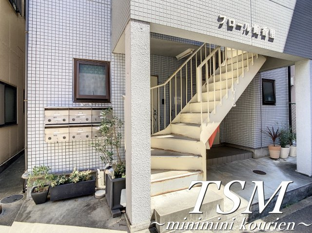 フロール館香里のエントランス