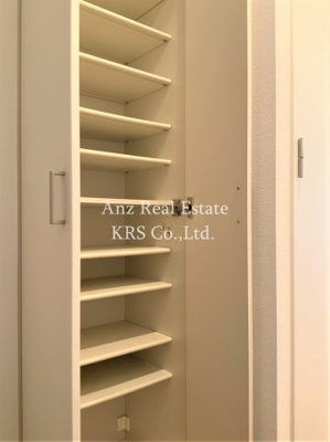 【玄関】 | 南堀江プライマリーワン | 玄関には収納力のある天井高シューズボックスがあります！